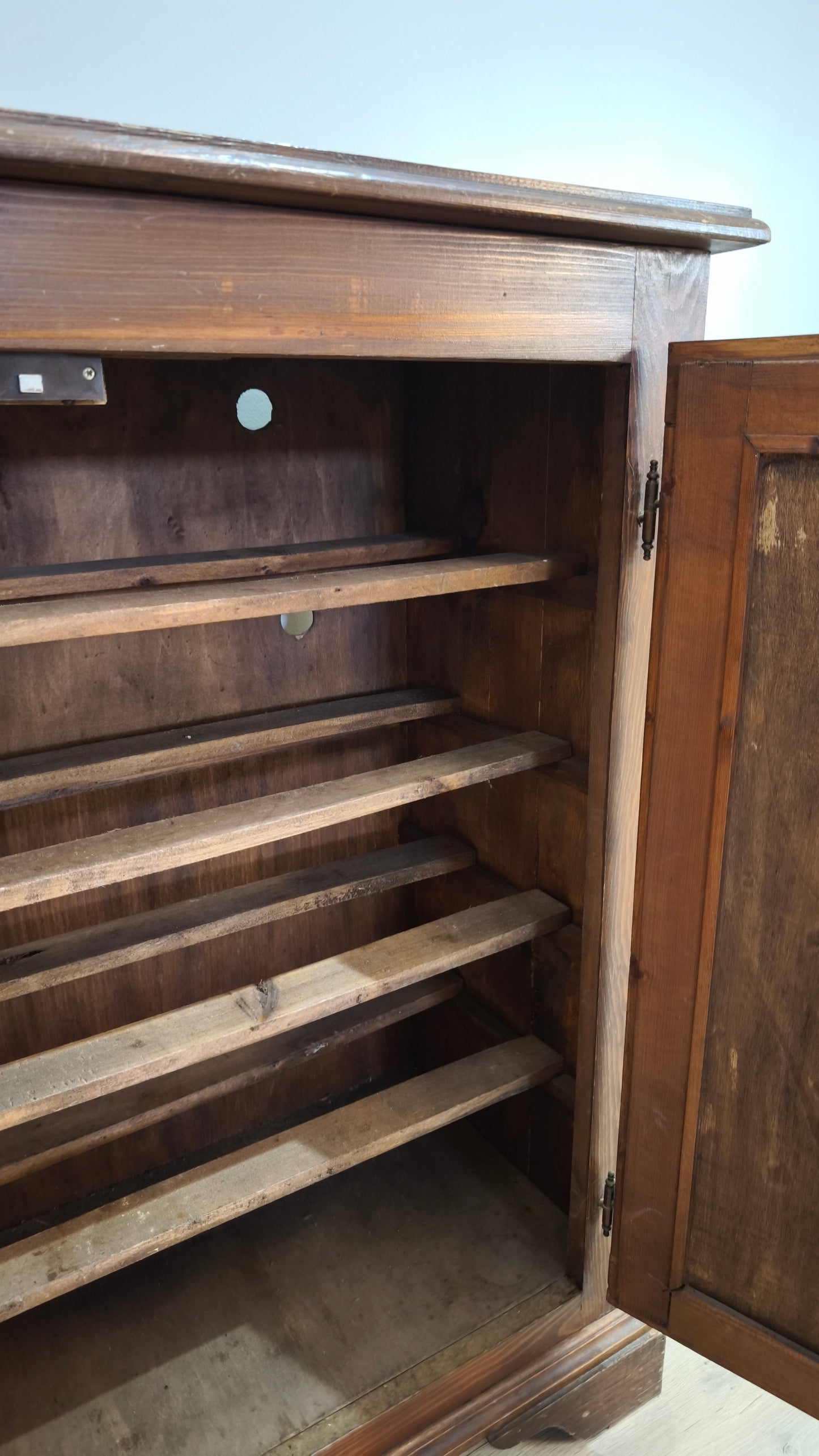 90609 Scarpiera in legno con ante dipinte