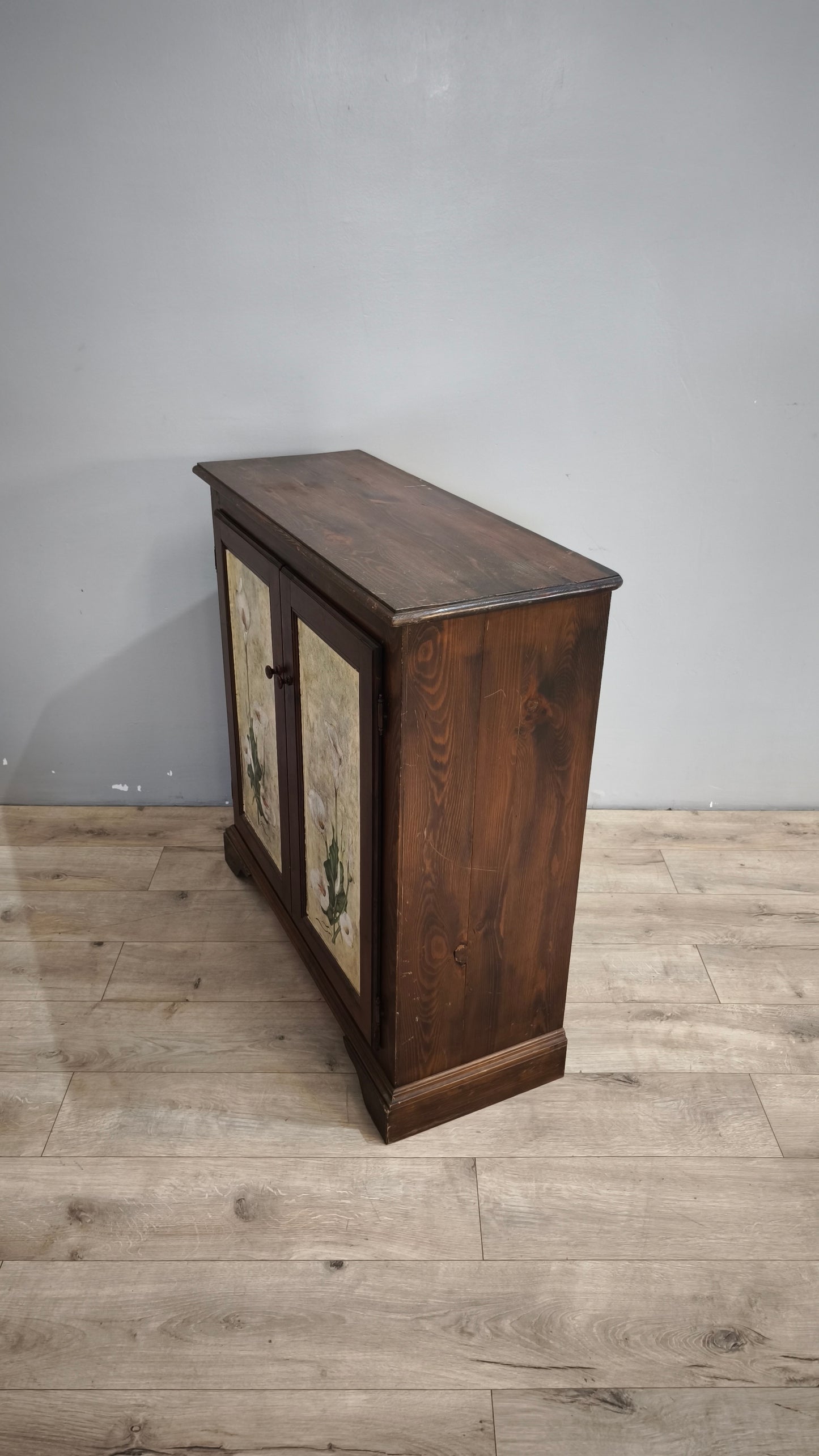 90609 Scarpiera in legno con ante dipinte