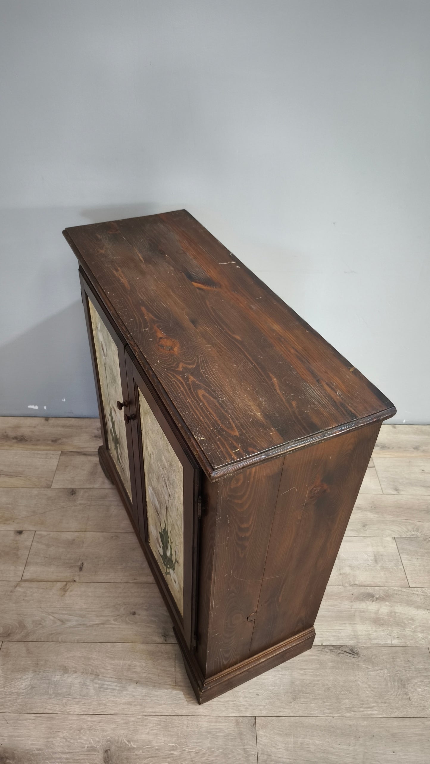 90609 Scarpiera in legno con ante dipinte