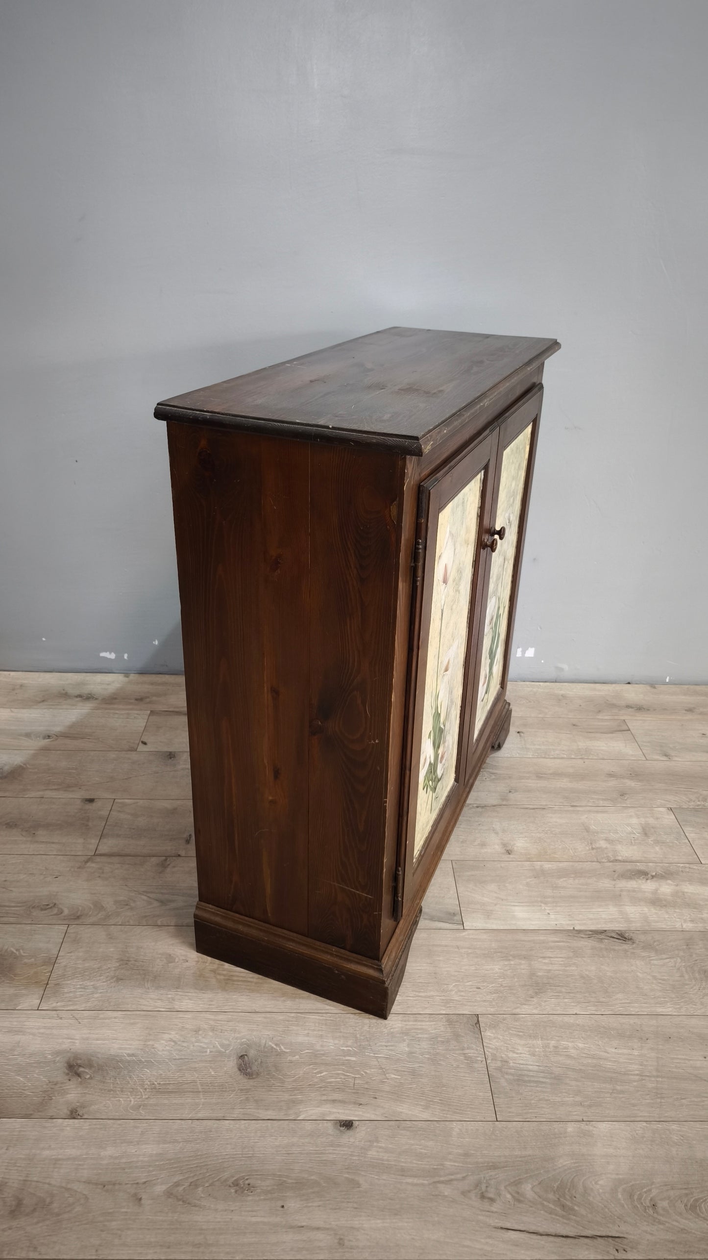 90609 Scarpiera in legno con ante dipinte