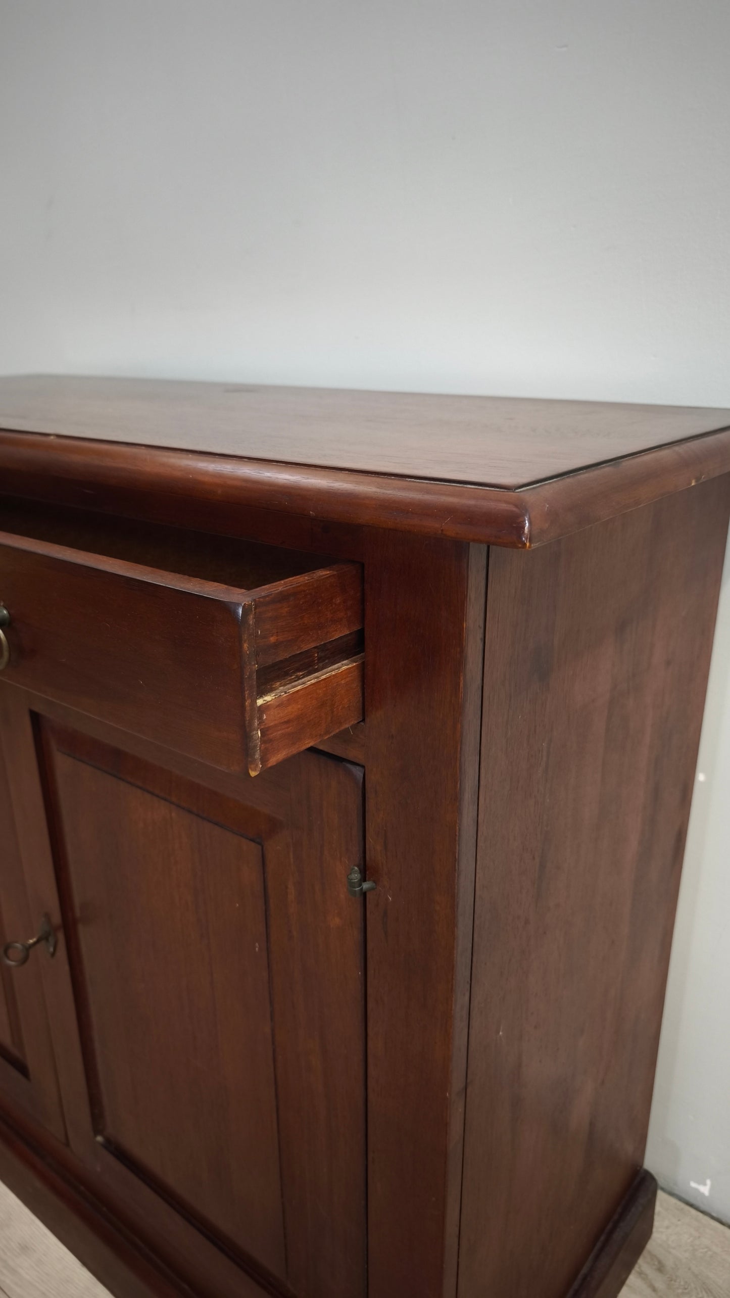 90600 Servante in legno massello due sportelli