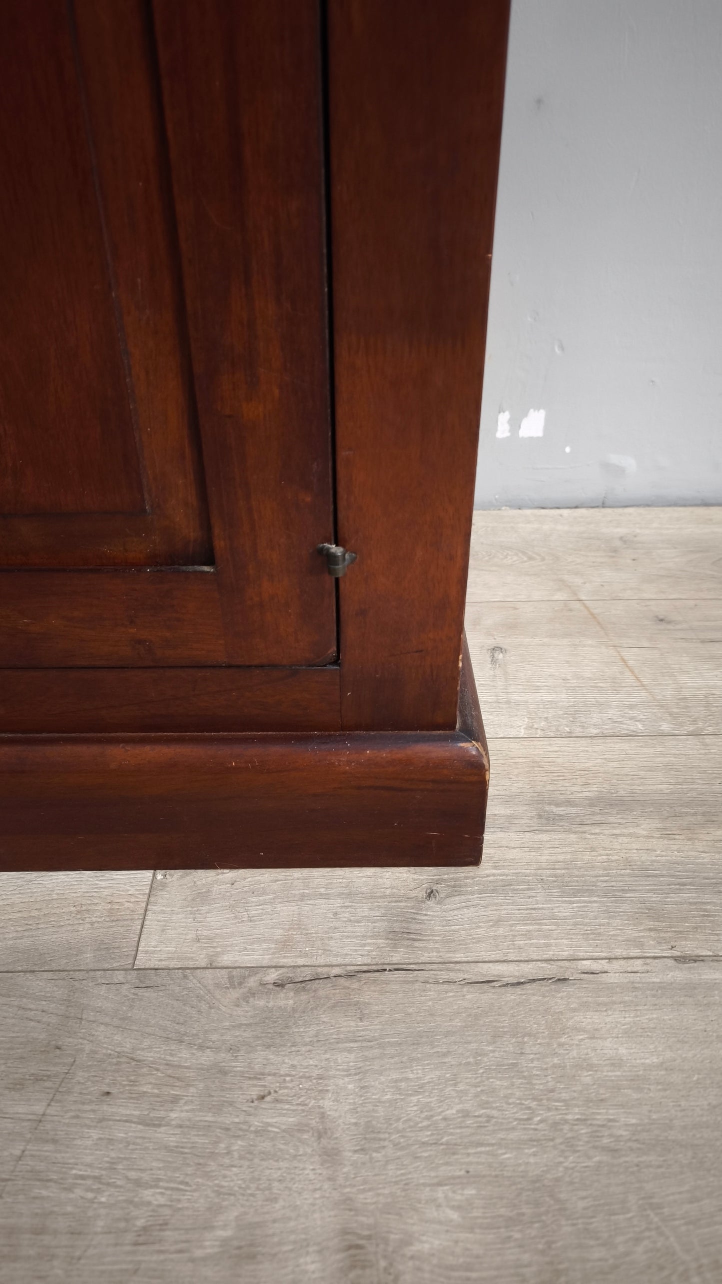 90600 Servante in legno massello due sportelli