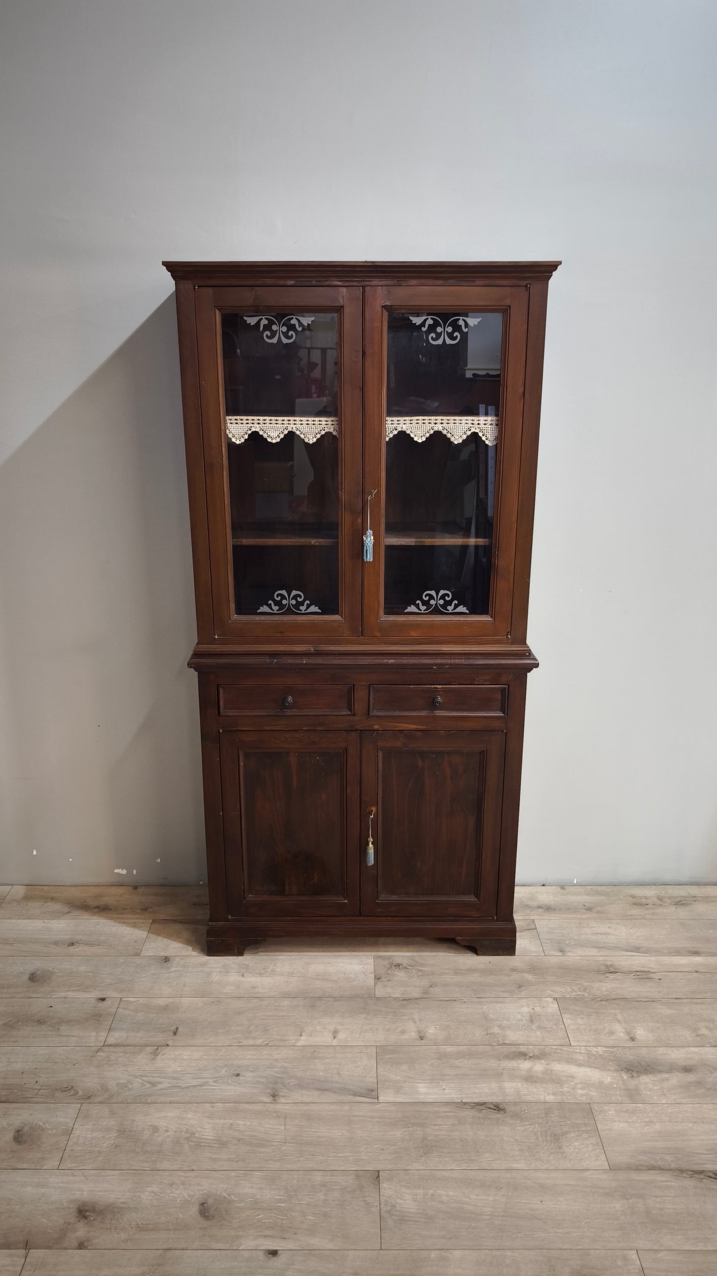 90602 Vetrina due corpi in legno massello