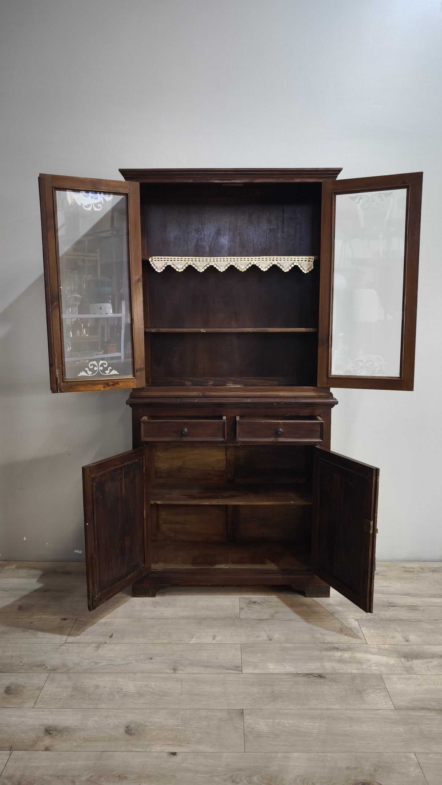 90602 Vetrina due corpi in legno massello