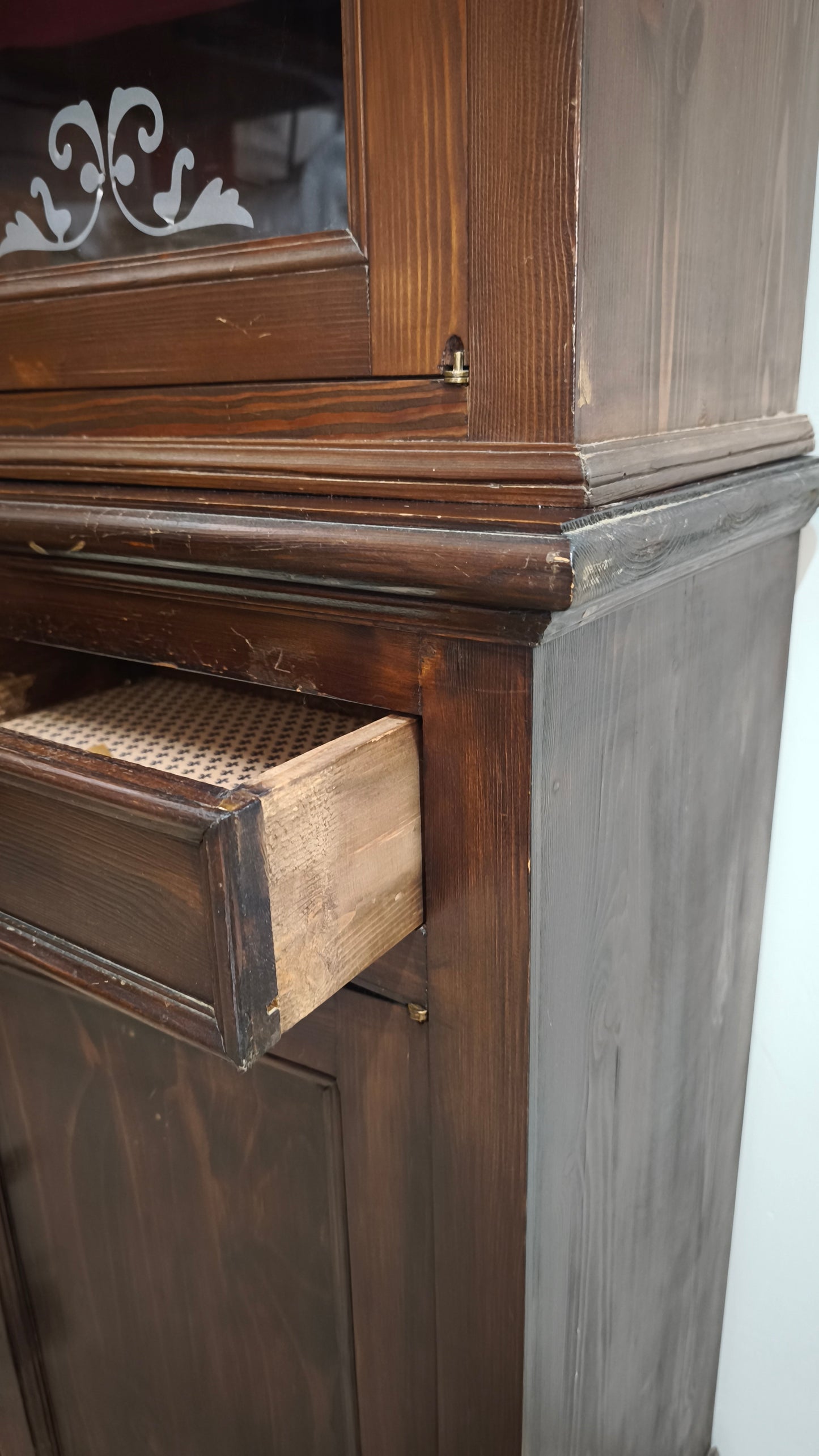 90602 Vetrina due corpi in legno massello