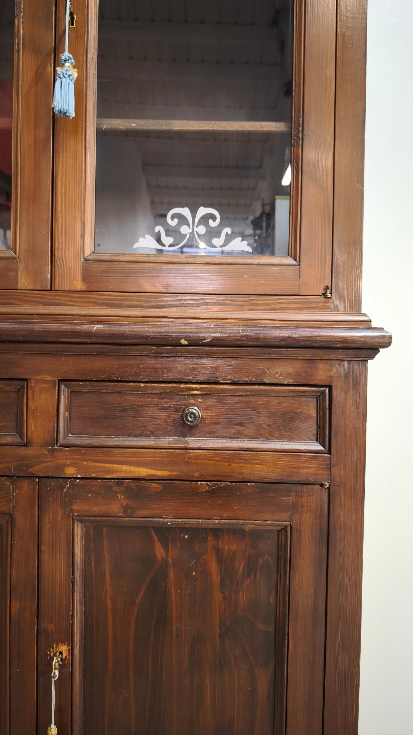 90602 Vetrina due corpi in legno massello