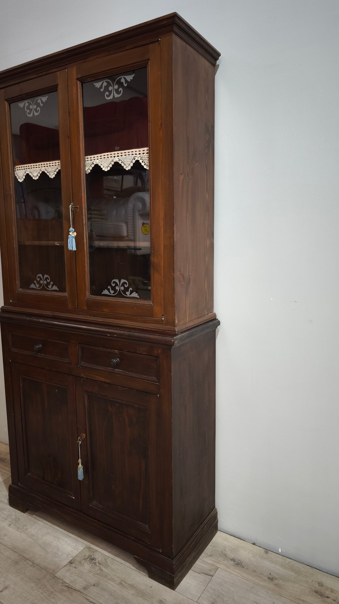 90602 Vetrina due corpi in legno massello