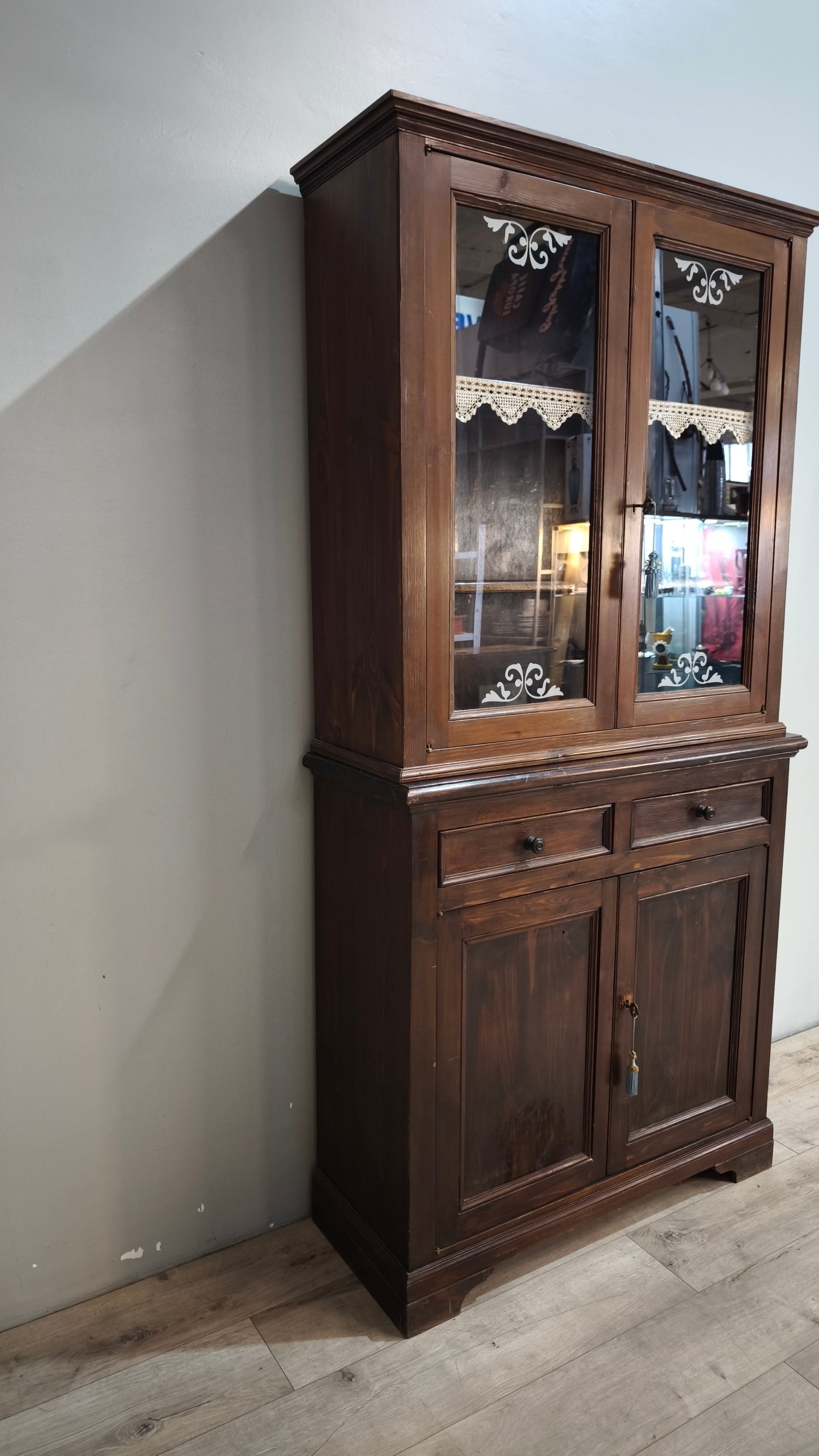90602 Vetrina due corpi in legno massello