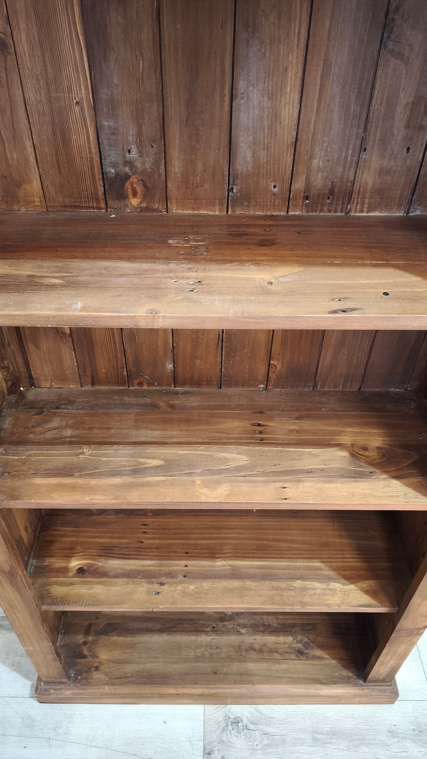 90604 Libreria bassa in legno composta da quattro ripiani