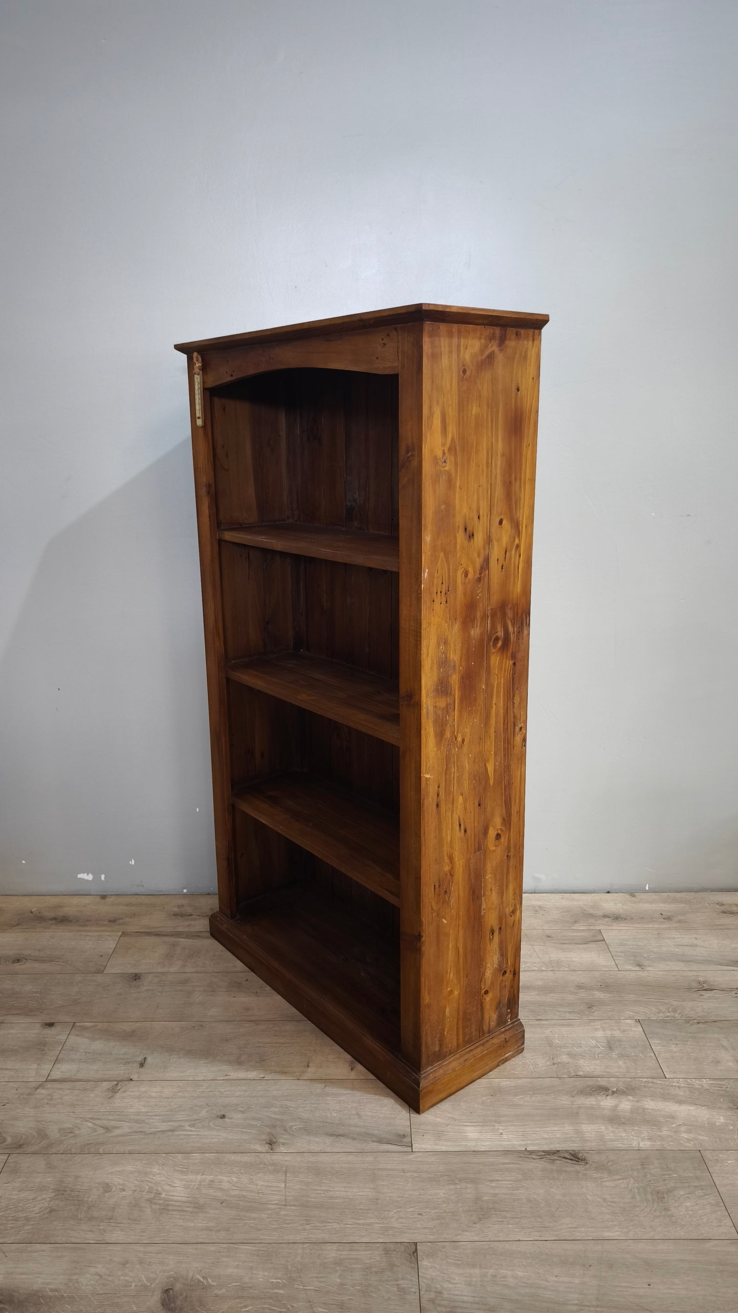 90604 Libreria bassa in legno composta da quattro ripiani