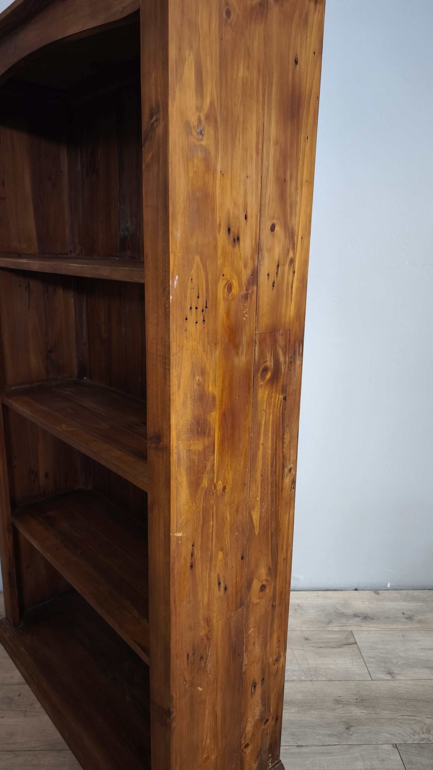 90604 Libreria bassa in legno composta da quattro ripiani