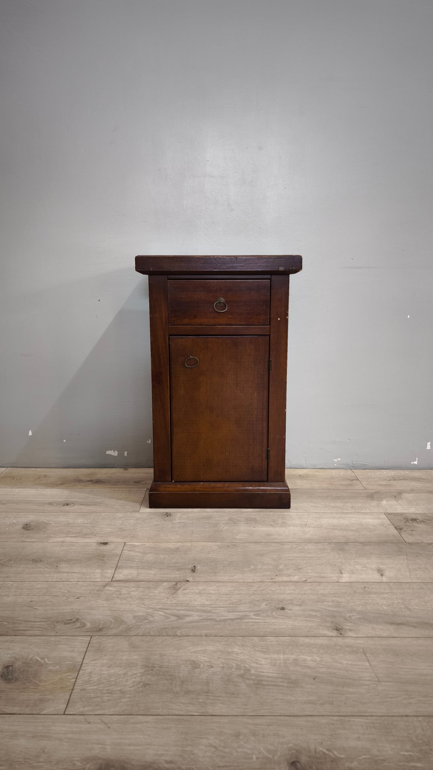 90623 Comodino in legno con cassetto e sportello