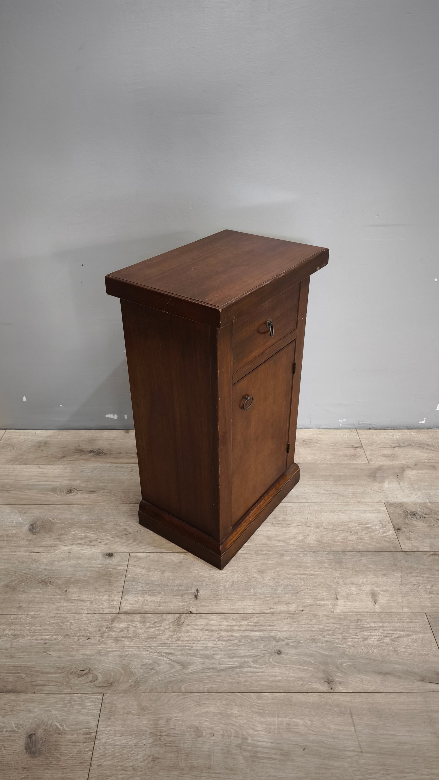 90623 Comodino in legno con cassetto e sportello