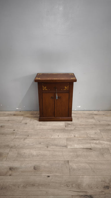 90610 Mobiletto in legno con decorazioni dorate