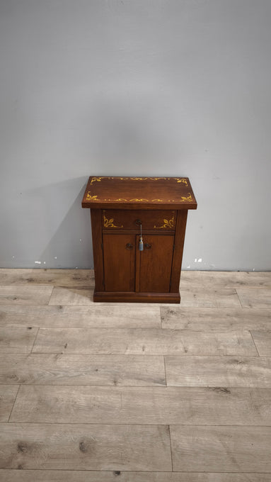 90610 Mobiletto in legno con decorazioni dorate