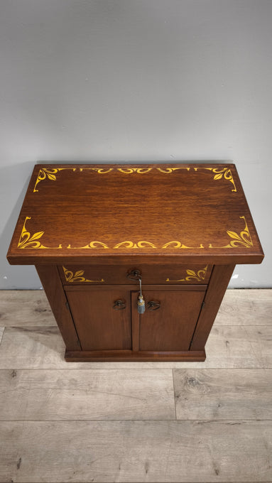 90610 Mobiletto in legno con decorazioni dorate