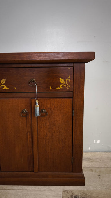 90610 Mobiletto in legno con decorazioni dorate