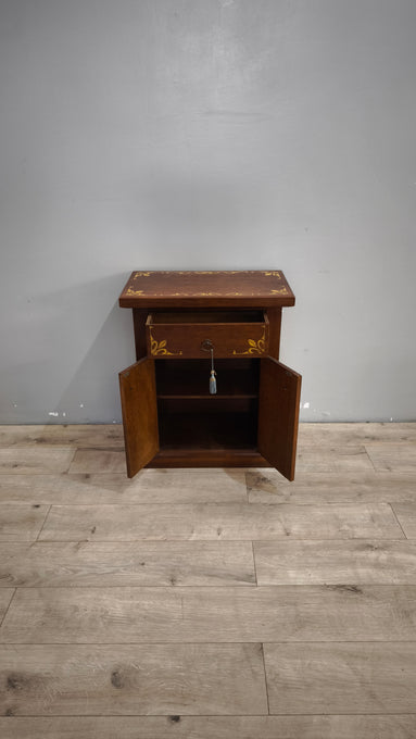 90610 Mobiletto in legno con decorazioni dorate
