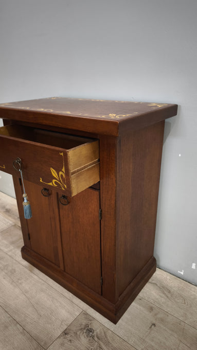90610 Mobiletto in legno con decorazioni dorate