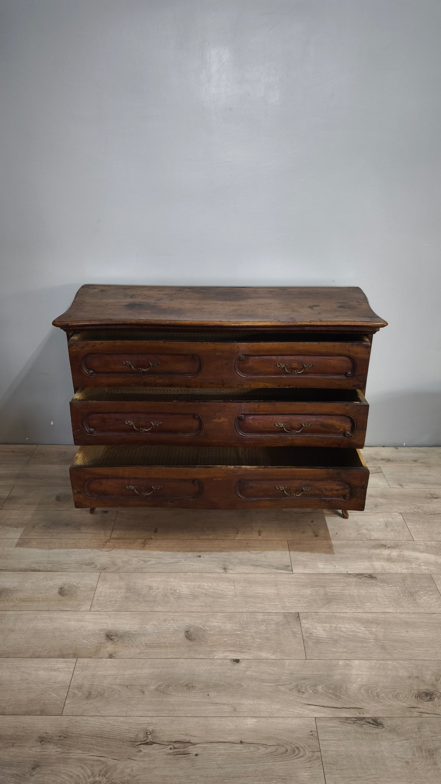 90599 Comò in legno massello tre cassetti
