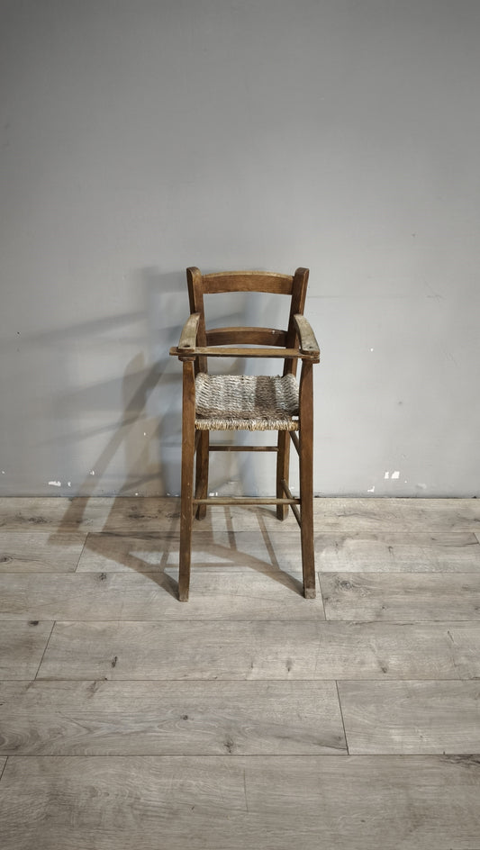 90667 Seggiolone vintage in legno con seduta in paglia