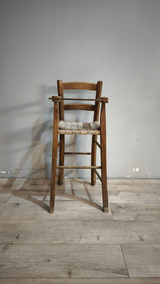 90667 Seggiolone vintage in legno con seduta in paglia