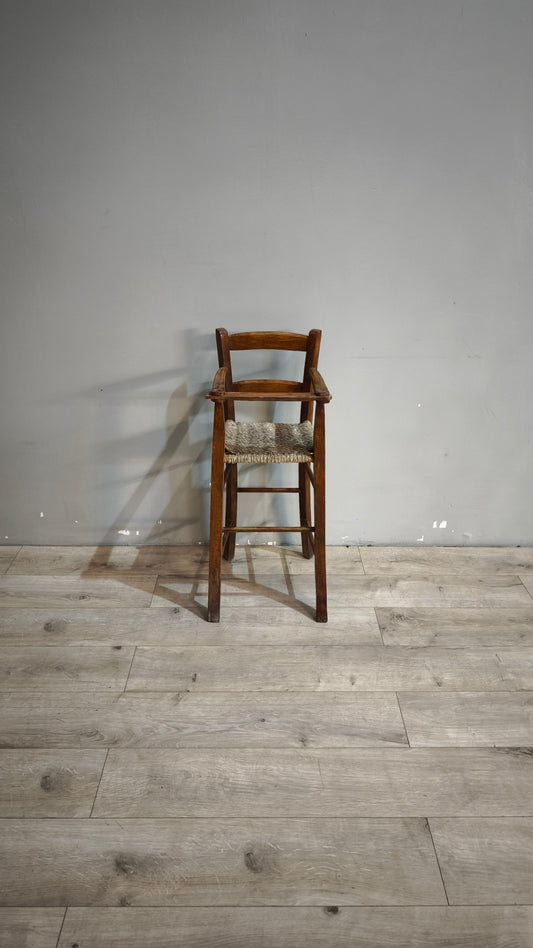 90667-2 Seggiolone vintage in legno con seduta in paglia
