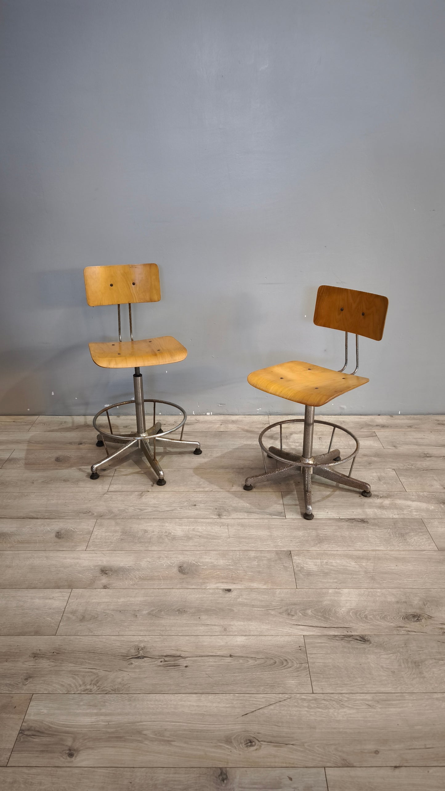 98-2 Sedia vintage girevole in legno e ferro