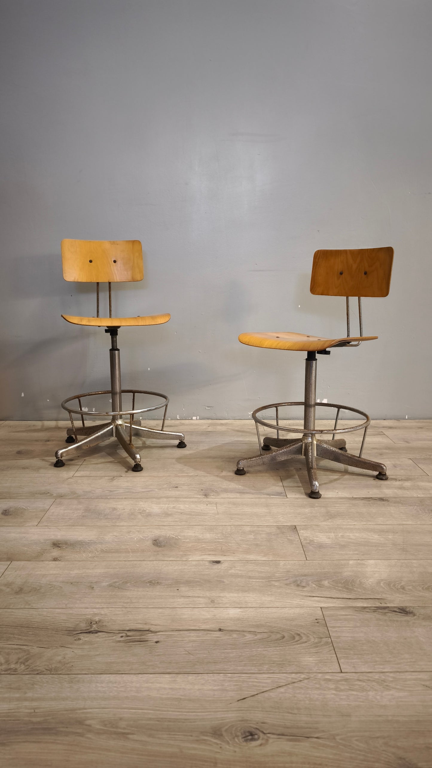 98-2 Sedia vintage girevole in legno e ferro