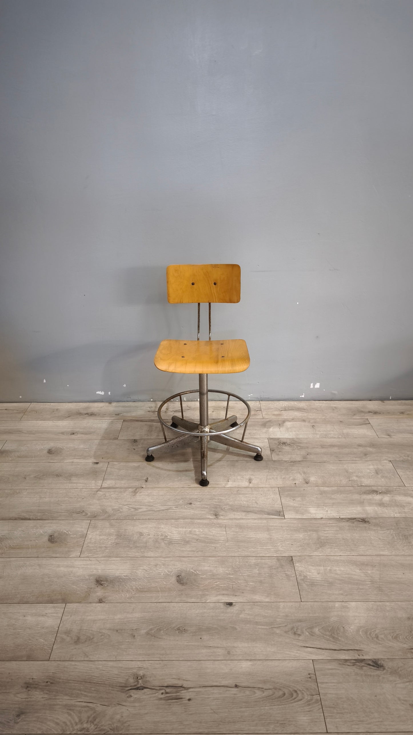 98 Sedia vintage girevole in legno e ferro