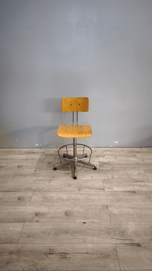98 Sedia vintage girevole in legno e ferro
