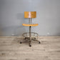 98 Sedia vintage girevole in legno e ferro