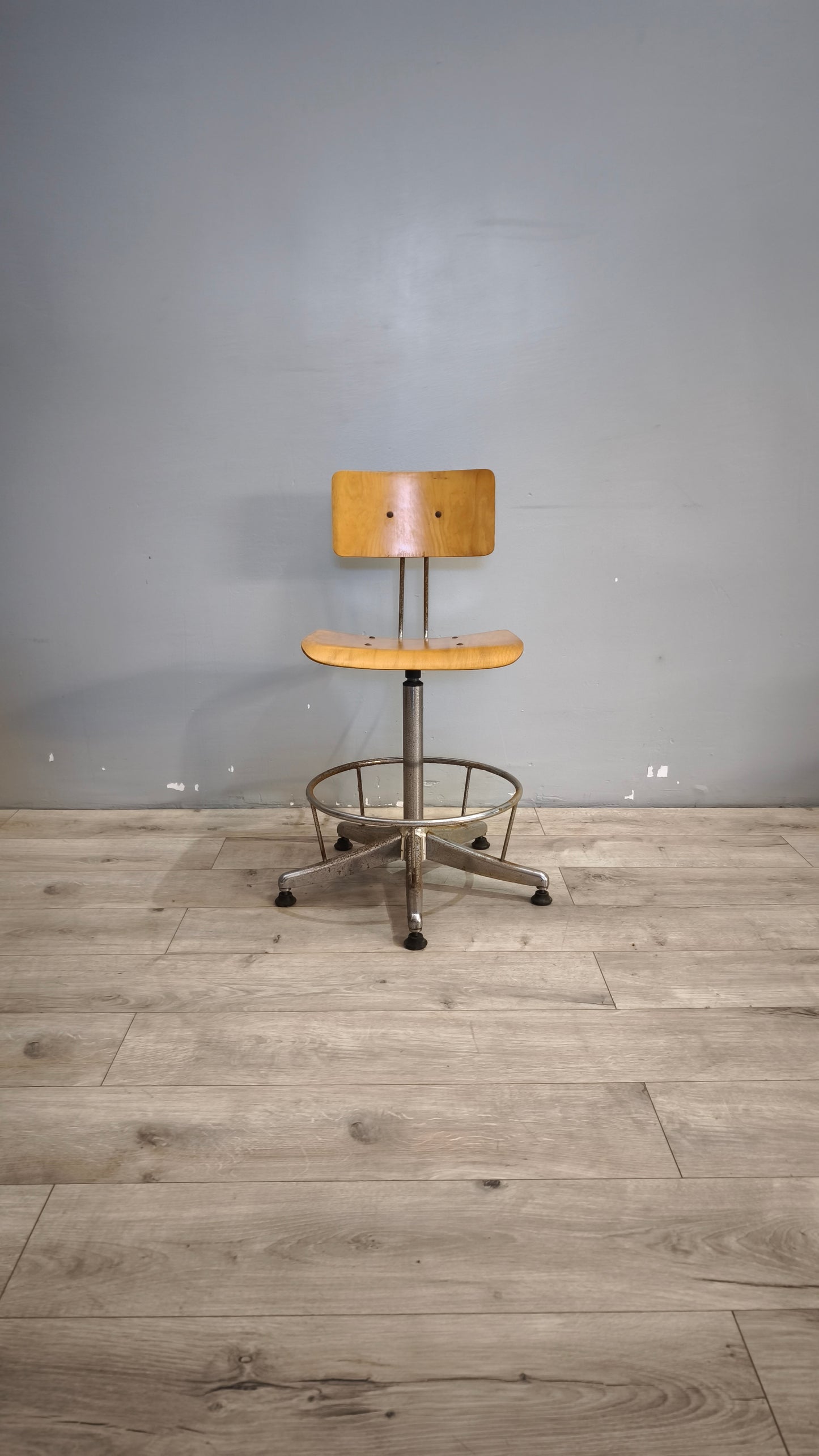 98 Sedia vintage girevole in legno e ferro