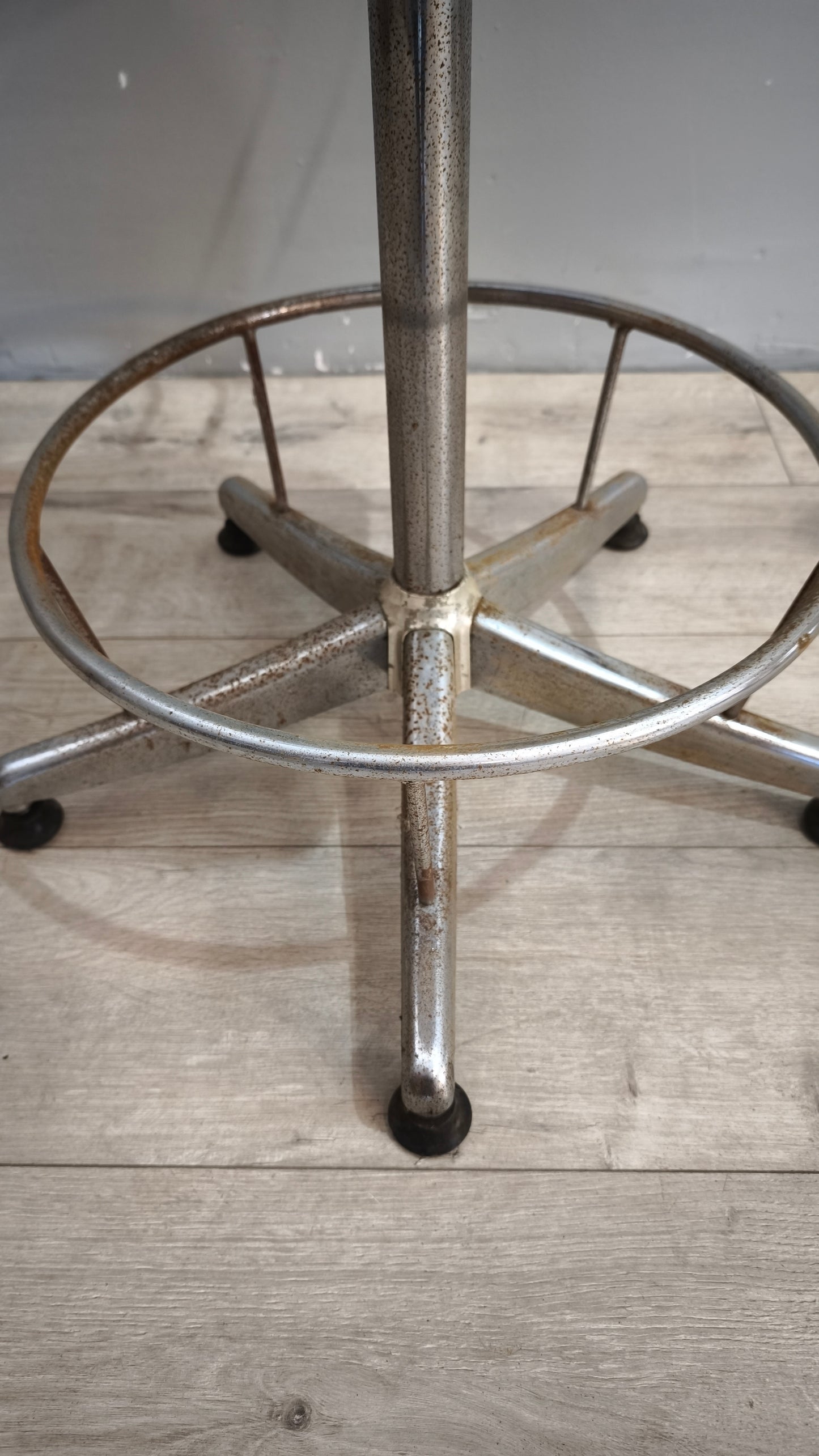 98 Sedia vintage girevole in legno e ferro