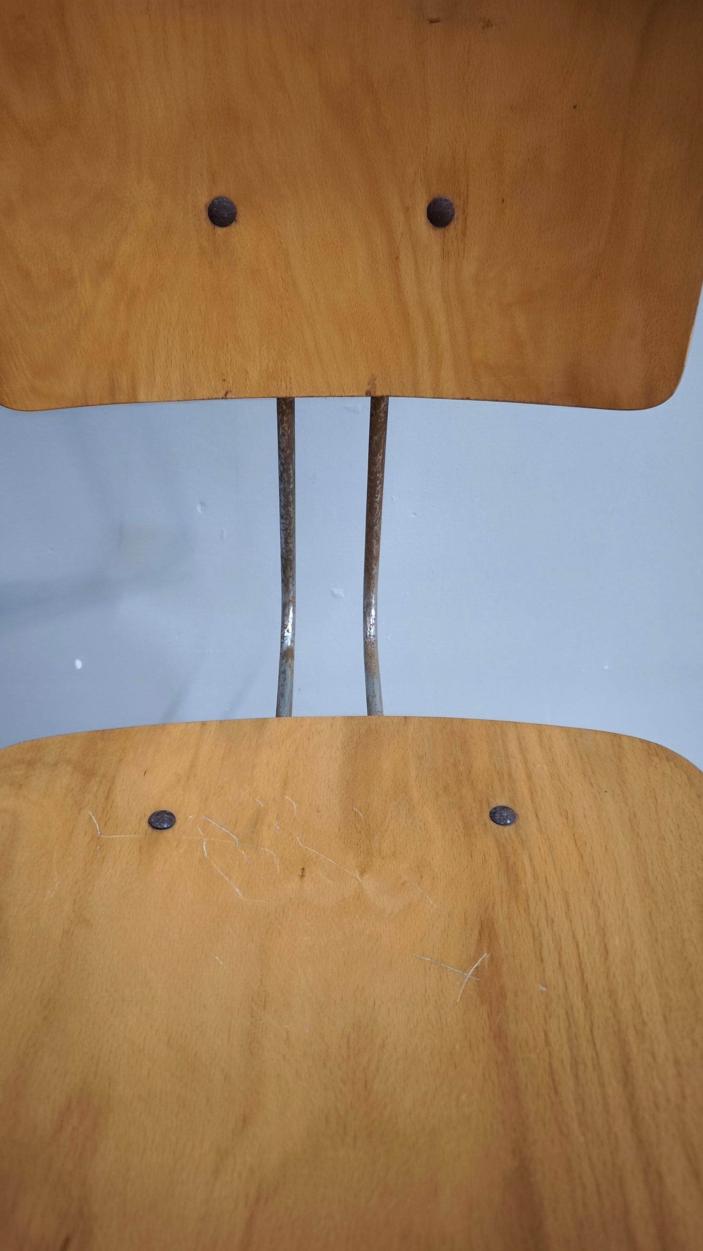 98 Sedia vintage girevole in legno e ferro