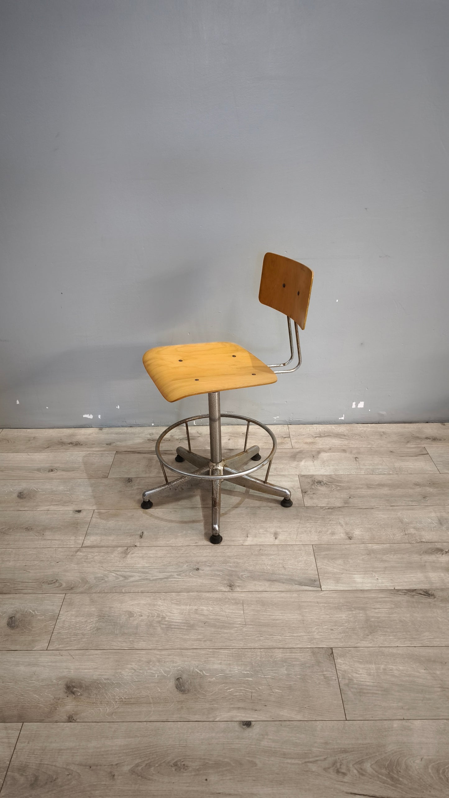 98 Sedia vintage girevole in legno e ferro