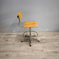 98 Sedia vintage girevole in legno e ferro