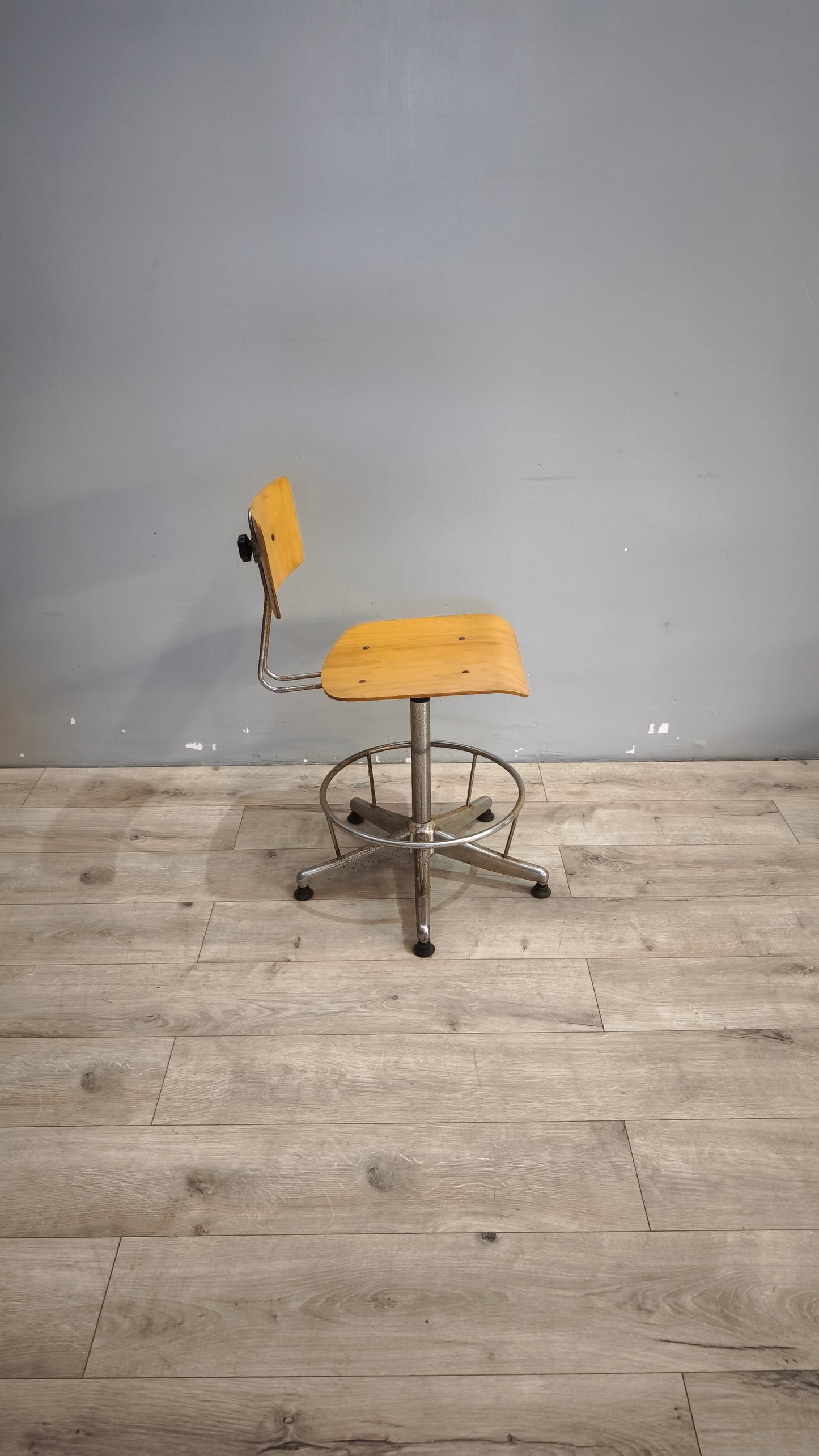 98 Sedia vintage girevole in legno e ferro