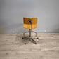 98 Sedia vintage girevole in legno e ferro