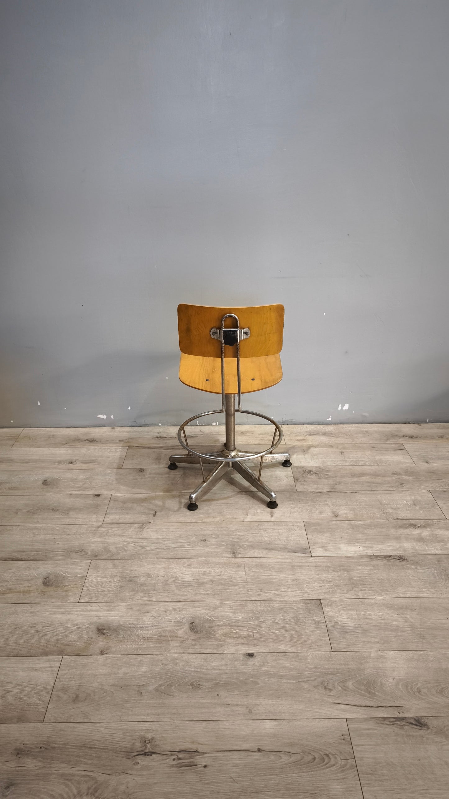 98 Sedia vintage girevole in legno e ferro