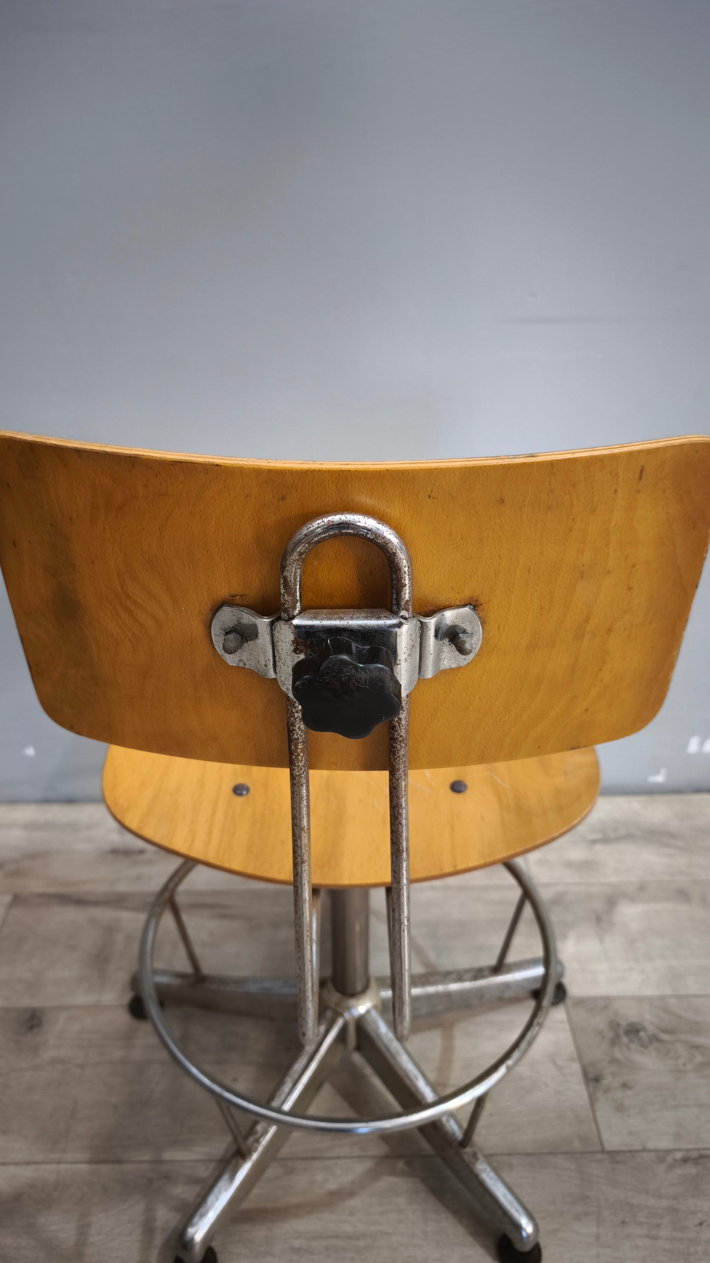 98 Sedia vintage girevole in legno e ferro