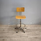98 Sedia vintage girevole in legno e ferro