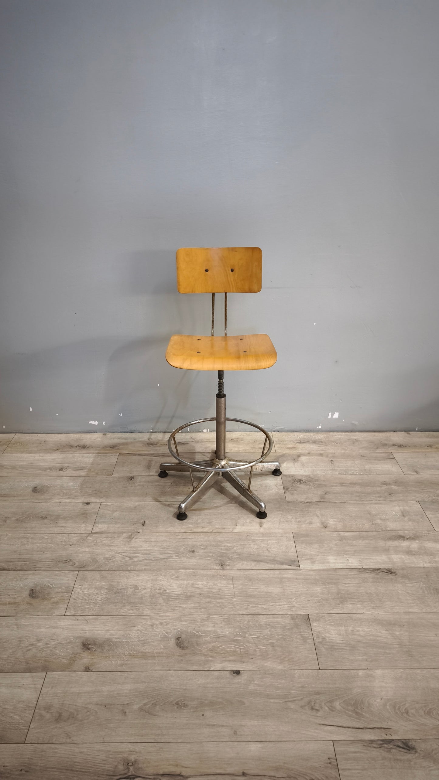 98 Sedia vintage girevole in legno e ferro