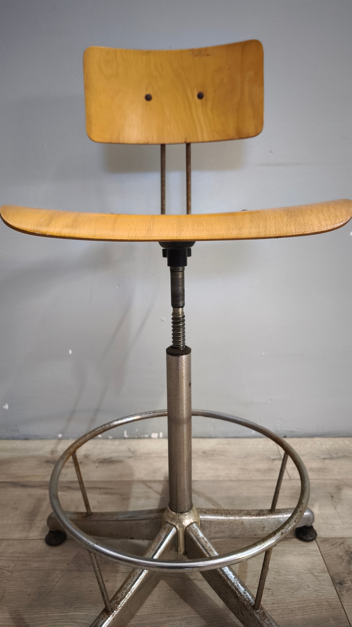 98 Sedia vintage girevole in legno e ferro