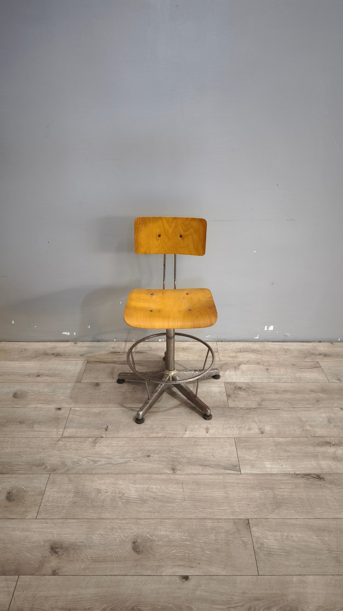 98-2 Sedia vintage girevole in legno e ferro