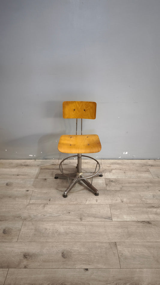98-2 Sedia vintage girevole in legno e ferro