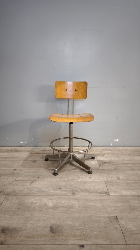 98-2 Sedia vintage girevole in legno e ferro