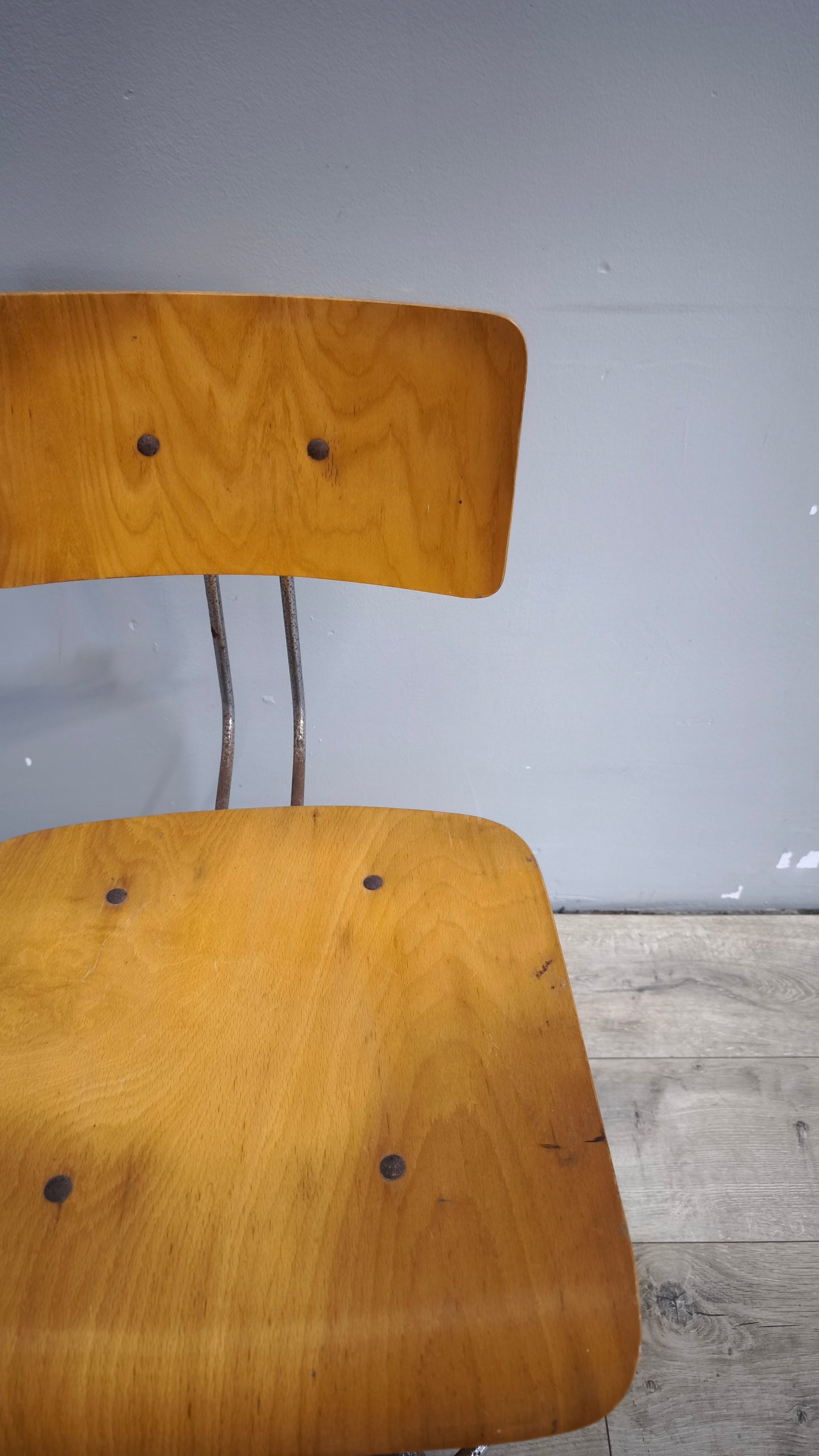98-2 Sedia vintage girevole in legno e ferro