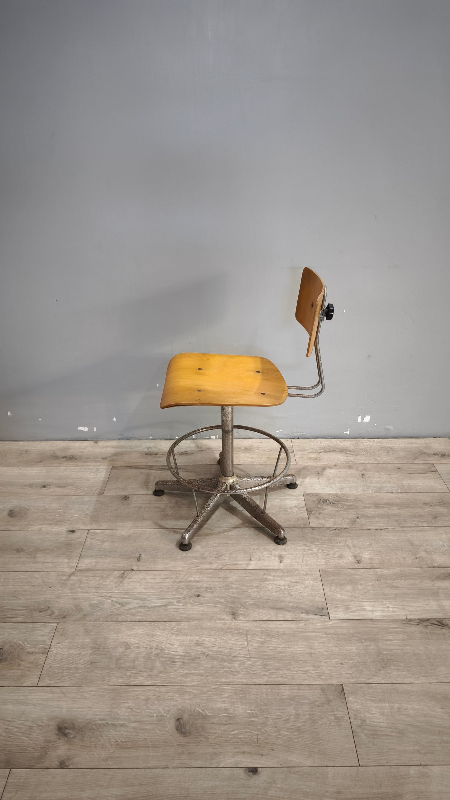 98-2 Sedia vintage girevole in legno e ferro