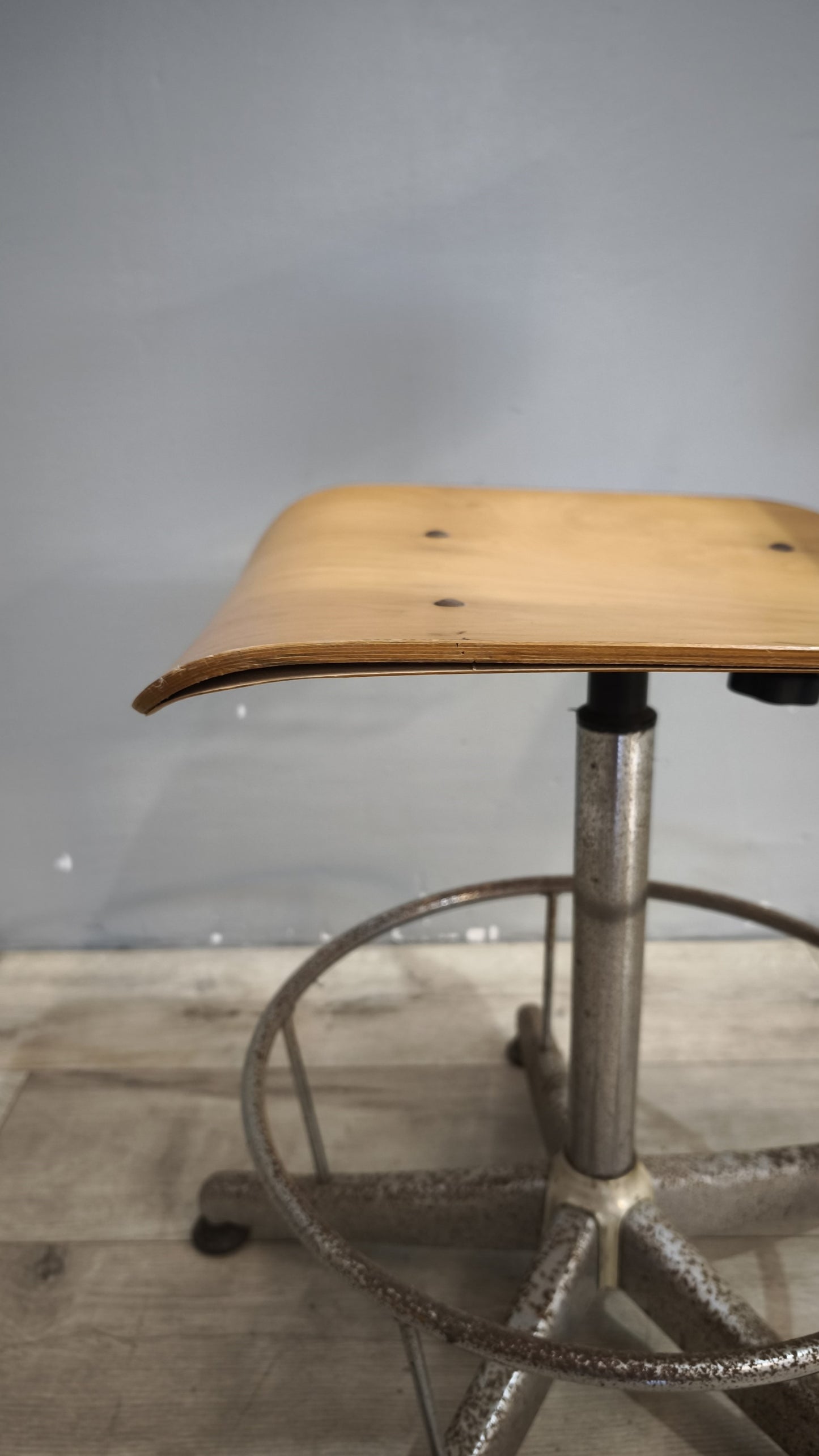 98-2 Sedia vintage girevole in legno e ferro